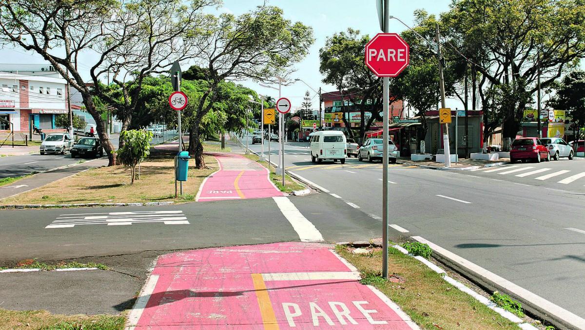 Ciclovia da Baden Powell tem vários "cortes" por conta das vias transversais: usuários afirmam que os veículos interrompem a travessia ao pararem bem no meio do caminho (Leandro Torres/AAN)