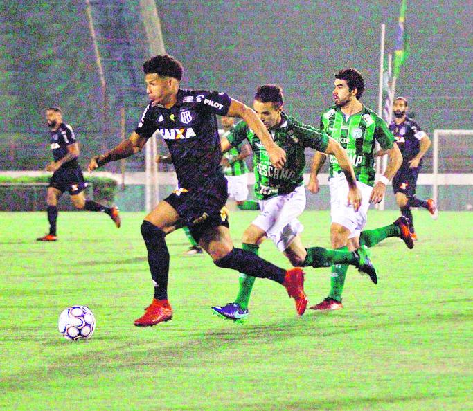 Felippe Cardoso conduz a bola: Ponte alcança a reabilitação na Série B  (Leandro Ferreira/AAN)