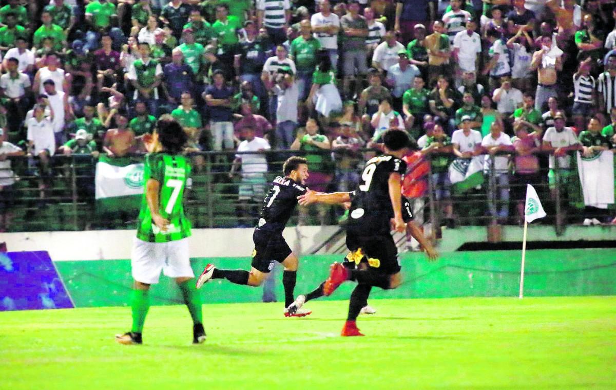 André Luís aproveitou contra-ataque, dominou, tirou da marcação e finalizou bonito para virar o placar no Brinco de Ouro ainda no primeiro tempo (Leandro Ferreira/AAN)