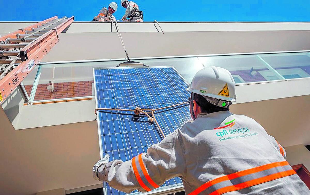 Instalação de painéis fotovoltaicos em residência: ecologicamente correto, sistema também faz bem para o bolso de quem opta pela alternativa (Divulgação)