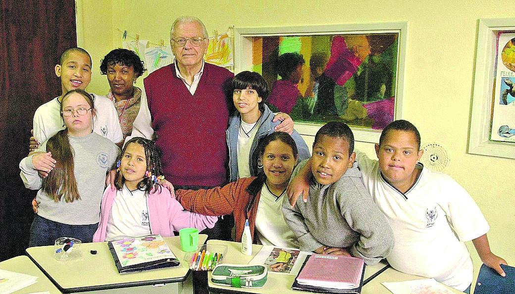 Saulo Monte Serrat entre os alunos da Apae, quando ele foi entrevistado pelo Correio na década passada  (Cedoc/RAC)