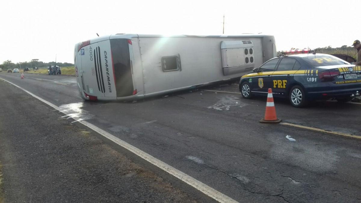 Colisão frontal entre carro e ônibus deixa 9 mortos (Divulgação)