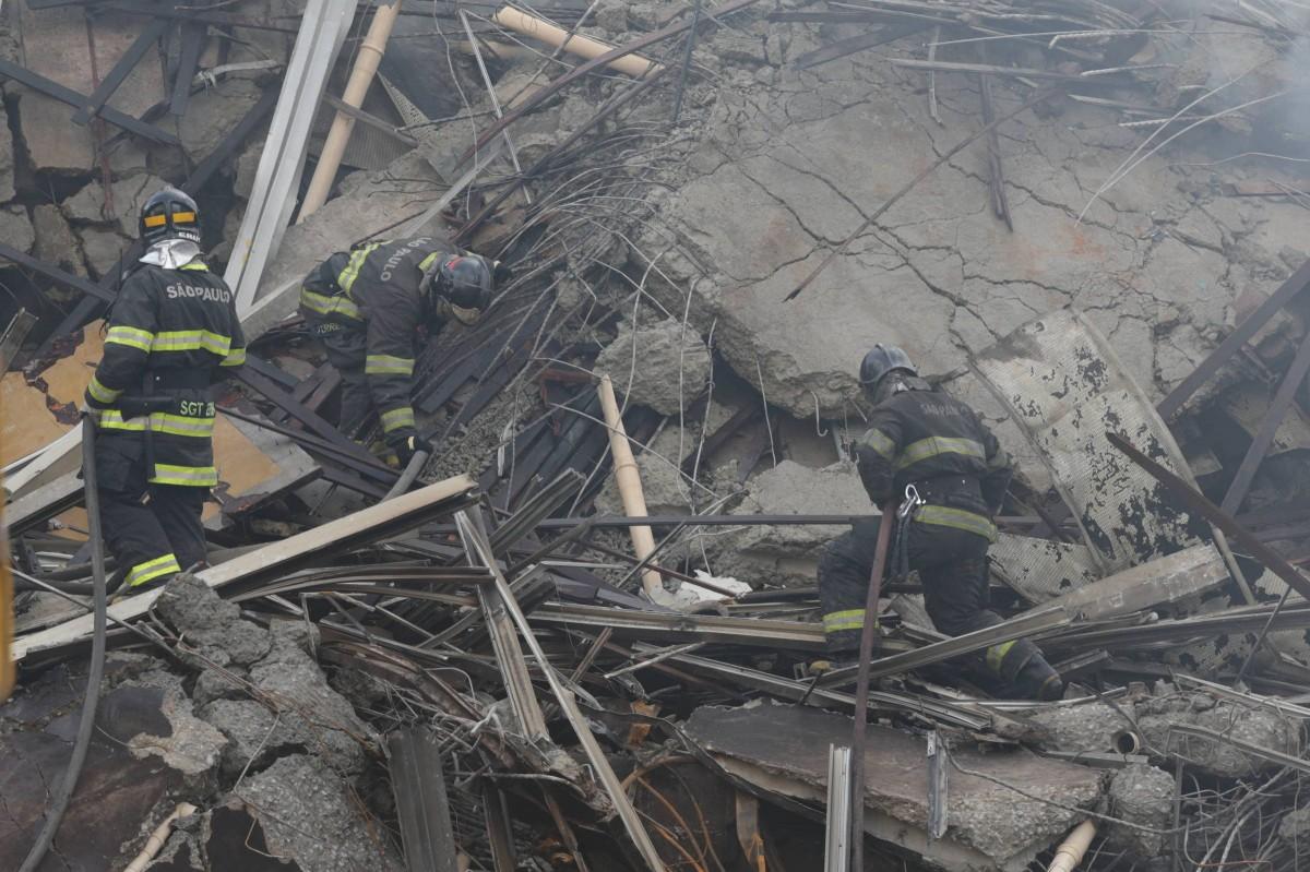 Bombeiros busca vítimas na parte de trás do prédio (Divulgação)