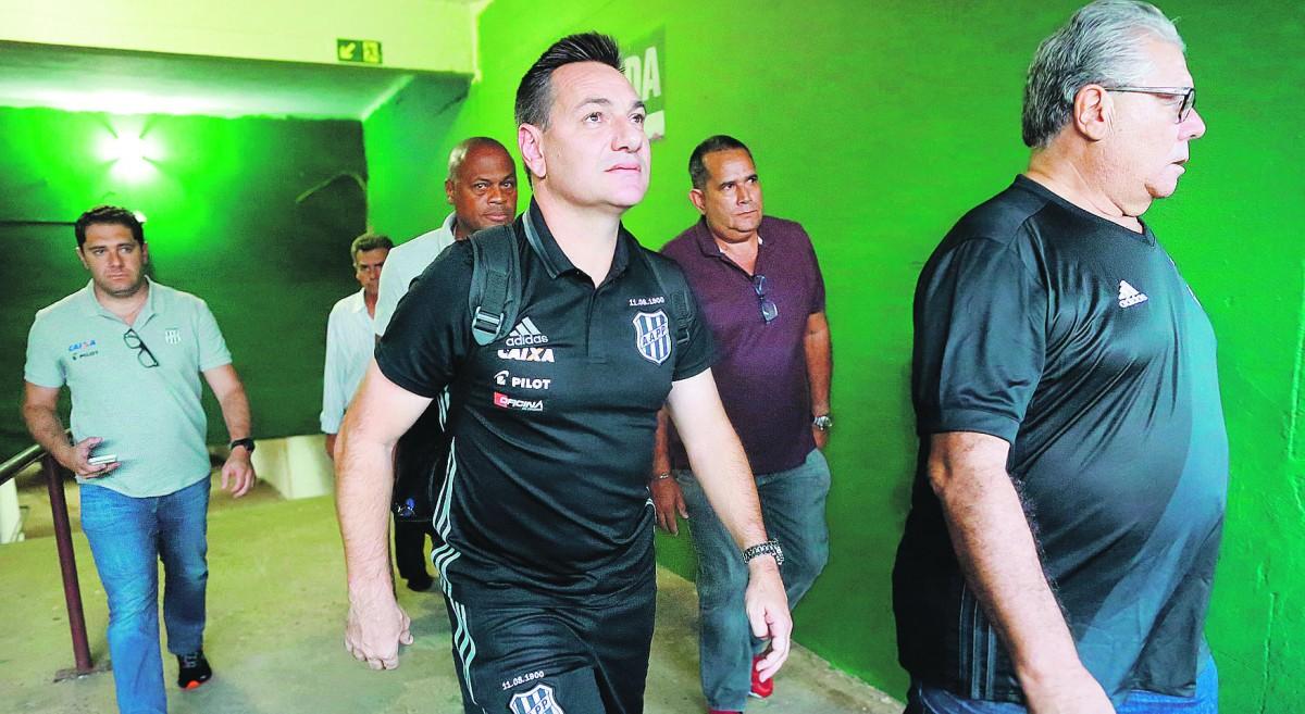 O técnico Doriva em sua chegada ao Brinco de Ouro ao lado da diretoria antes da Ponte entrar em campo no sábado à noite: "O Dérbi é algo indescritível pela emoção. Arrepia" (Leandro Ferreira/AAN)