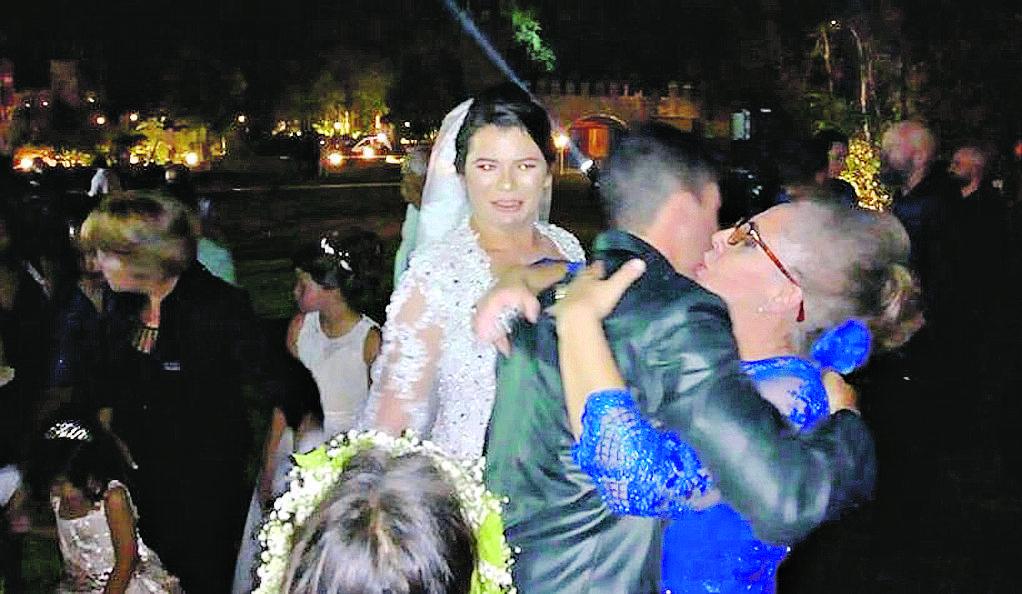 Noivos são cumprimentados após o "sim" em Vinhedo: situação dramática acabou com festa e alívio  (Divulgação)