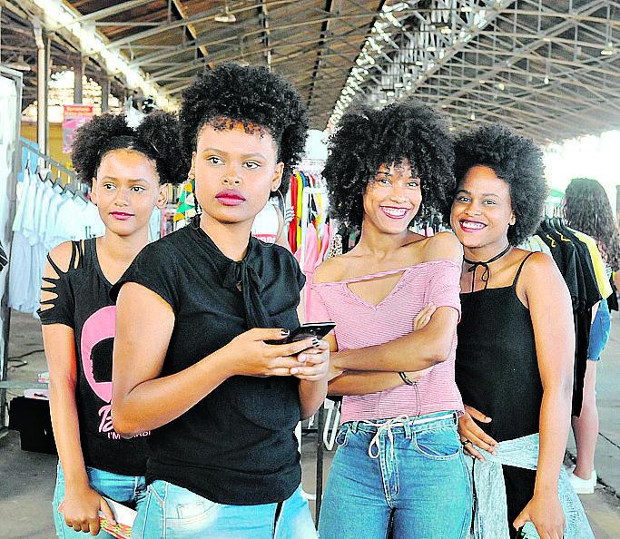 Jovens estilosas foram conferir as atrações da feira na Estação Cultura (Dominique Torquato/AAN)