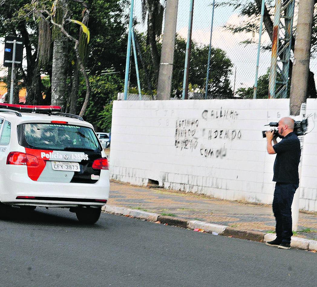 Cinegrafista grava circulação de viaturas da PM e GM próximo ao local do crime no bairro São Bernardo, em Campinas, na manhã do último sábado (Dominique Torquato/AAN)
