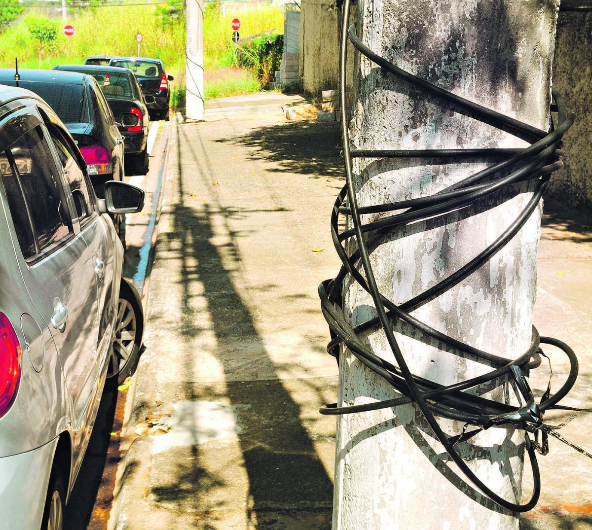 Fiação amarrada em poste na Avenida Estados Unidos, no Nova Europa: incômodo para pedestres e possibilidade constante de algum acidente (Dominique Torquato/AAN)