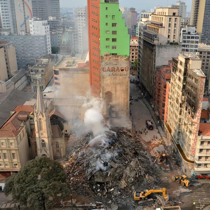 Os bombeiros acreditam que o material coletado seja do morador Ricardo Oliveira Galvão Pinheiro,que morreu quando o prédio desabou (Rovena Rosa/Agência Brasil)
