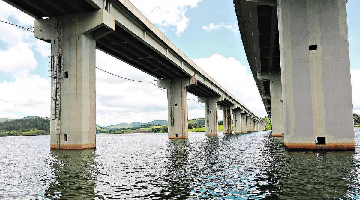 Pontes na Rodovia D. Pedro I numa das represas que compõem o sistema: junho deve registrar chuva levemente acima do normal para a área de captação (Leandro Ferreira/AAN)