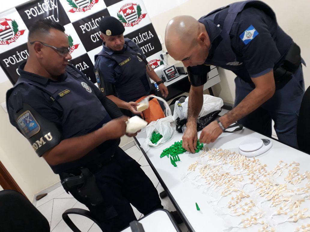 O indivíduo e todo o material foi apresentado no plantão de flagrantes da delegacia da cidade. (Divulgação)