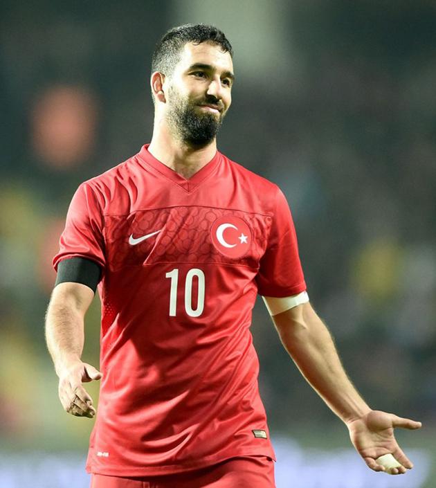 Ardan Turan é suspenso por 16 jogos no Campeonato Turco (Divulgação)