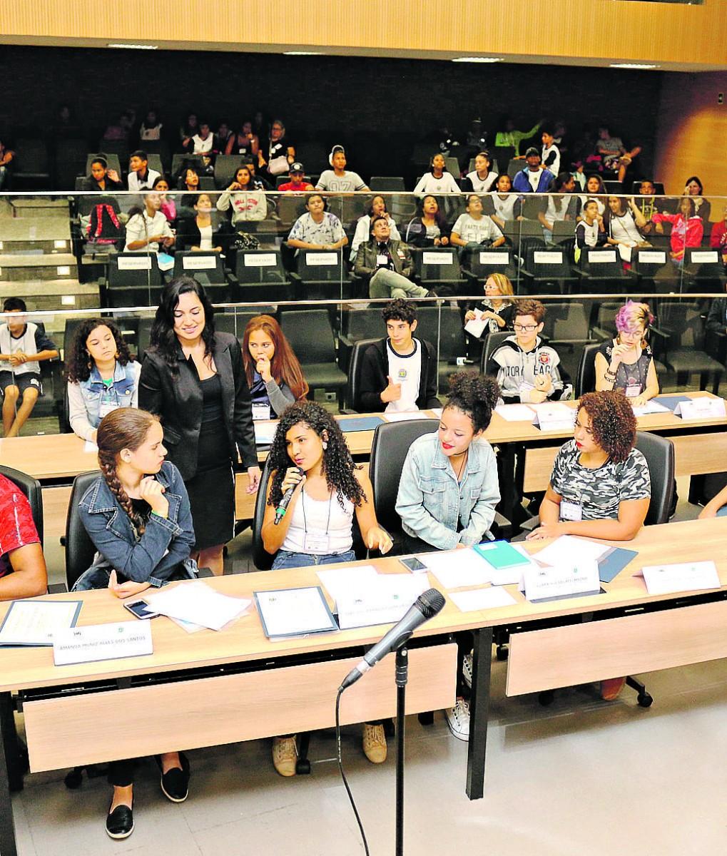 Alguns dos vereadores-mirins empossados no Parlamento Jovem: bom jeito de aprender sobre política (Divulgação)