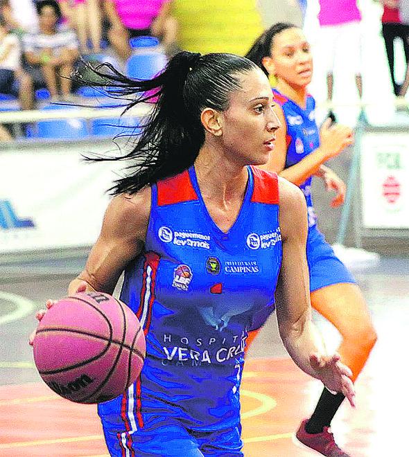 Patty foi a cestinha do jogo em Blumenau, onde o Vera Cruz abriu vantagem na semifinal da liga de basquete (Vitor Bett/Blumenau)