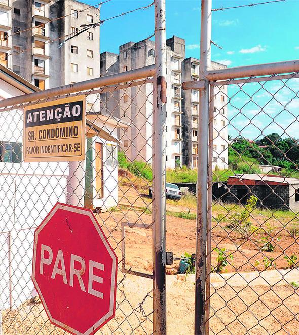 Portão fechado: o condomínio, no Jardim Itayu, segundo fontes, está abandonado há pelo menos 21 anos, mas há dez começou a ser ocupado (Dominique Torquato)