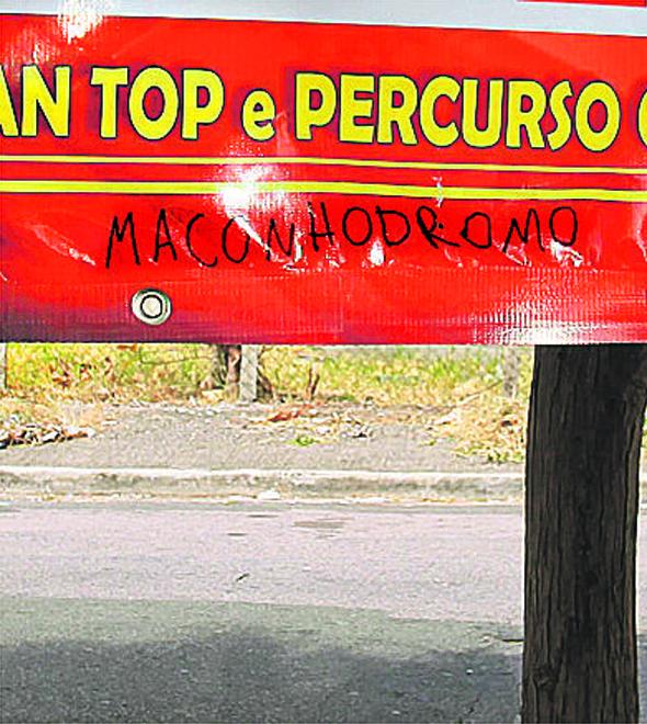 Irreverência total: Para "marcar o território", usuários de drogas chegaram a pichar faixa informativa sobre transporte escolar (Leandro Torres)