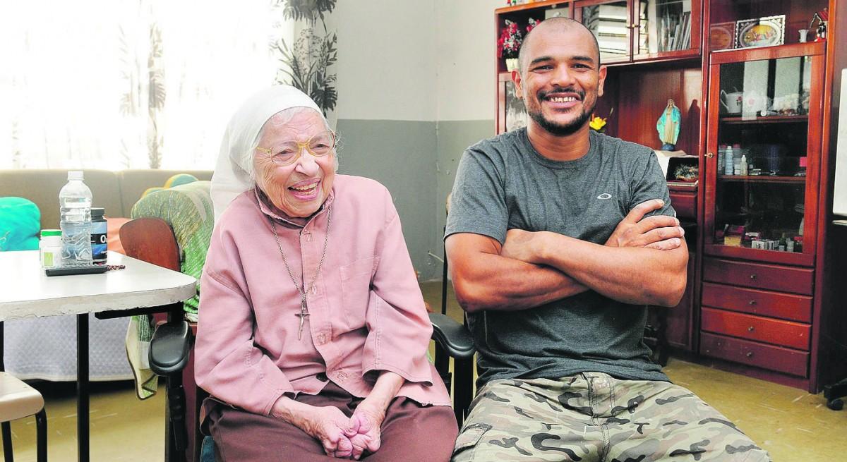 Irmã Dora e o menino Sérgio da Silva Rocha num reencontro divertido e emocionado no abrigou do Parque Itália, em Campinas (Dominique Torquato/AAN)