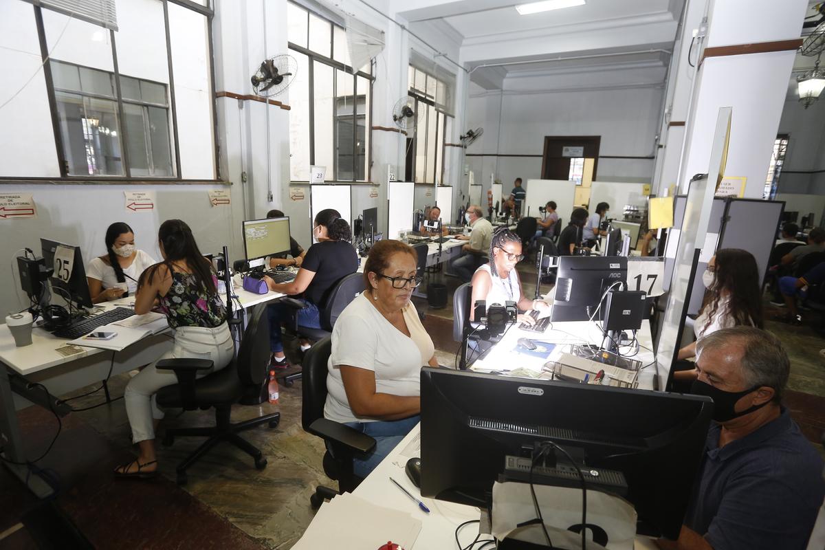 Cartórios têm recebido, presencialmente, 600 pessoas por dia para se alistar ou resolver pendências eleitorais (Gustavo Tilio)