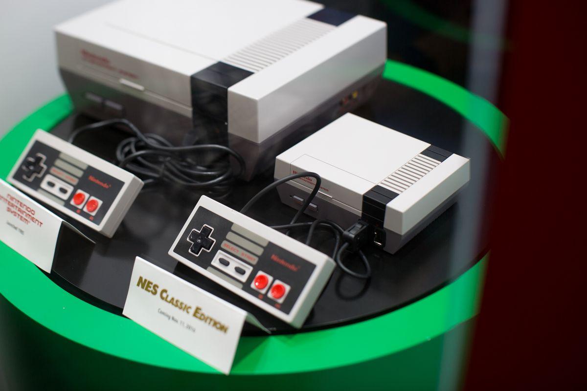 Os dois consoles, NES Classic Edition e SNES Classic, devem estar nas lojas até o final deste ano (Divulgação)