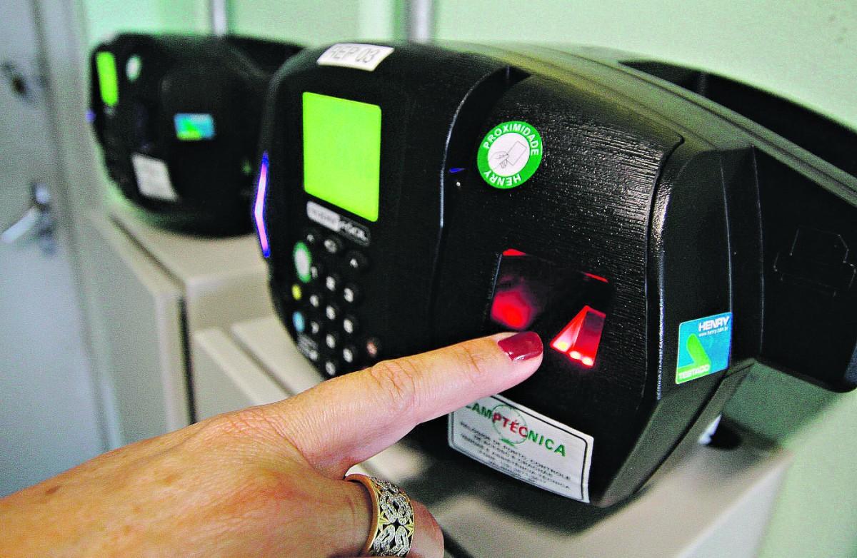 Por enquanto, somente os funcionários do Hospital Mário Gatti e Guarda Municipal utilizam o registro eletrônico; Prefeitura ainda trabalha na licitação (Cedoc/RAC)