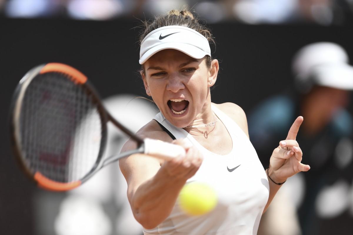 Simona Halep confirmou favoritismo e avançou de fase em Roma sem qualquer problema (AFP)