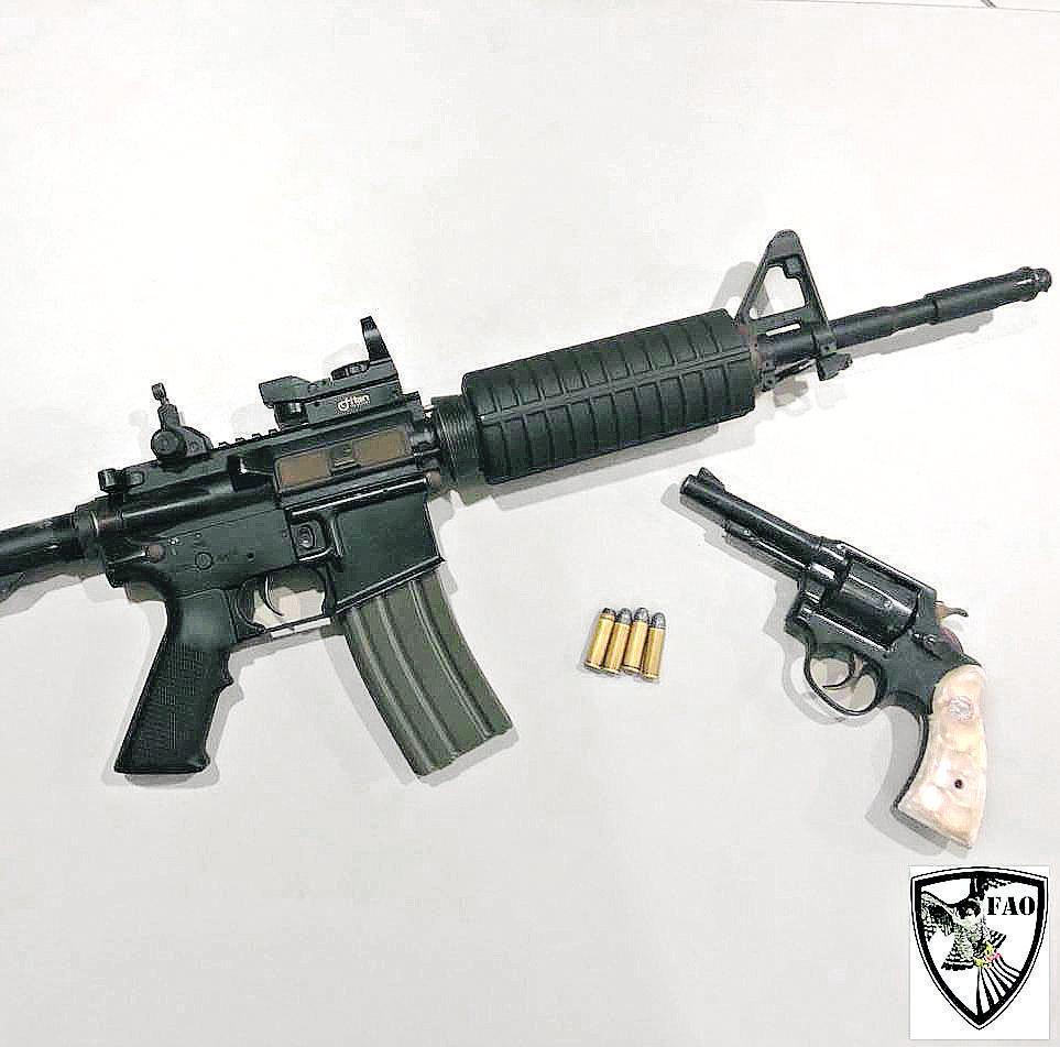 O fuzil pego com os suspeitos não passa de uma réplica de um556, mas o revólver calibre 38 é uma arma real (Divulgação)