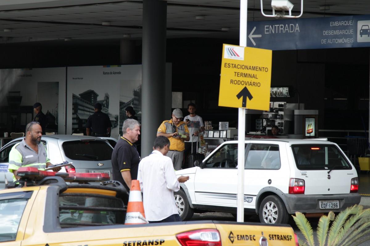 Emdec realiza operação no entorno do Terminal Rodoviário de Campinas para fiscalizar motoristas de Uber (Thomaz Marostegan)