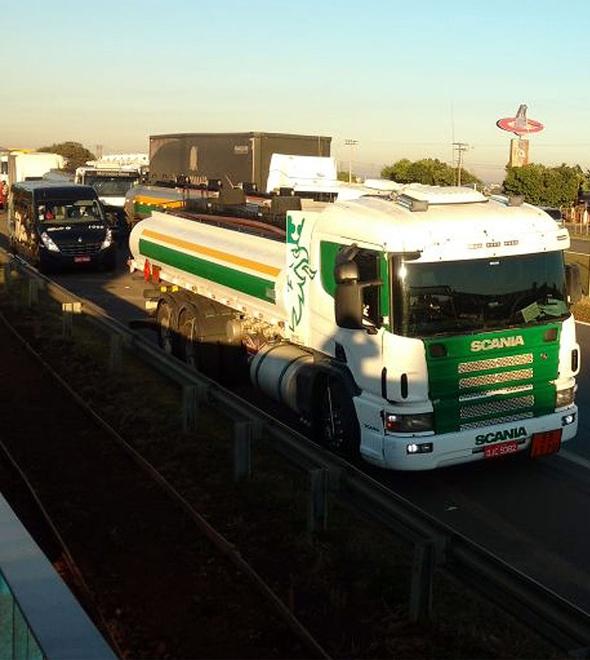 Caminhoneiros paralisam SP-332 em protesto (Divulgação)