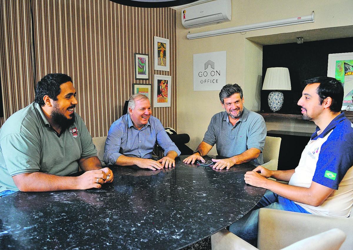 Equipe da Expertia Tecnologia & Sistemas instalada em um coworking: para sócio-proprietário da empresa, networking favorece soluções e novas ideias (Matheus Pereira/Especial para a AAN)
