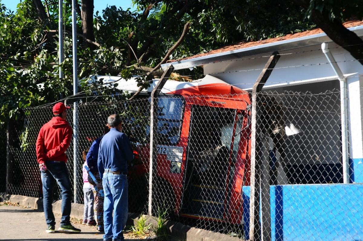 Ônibus desgovernado invade creche em Campinas (Matheus Pereira)