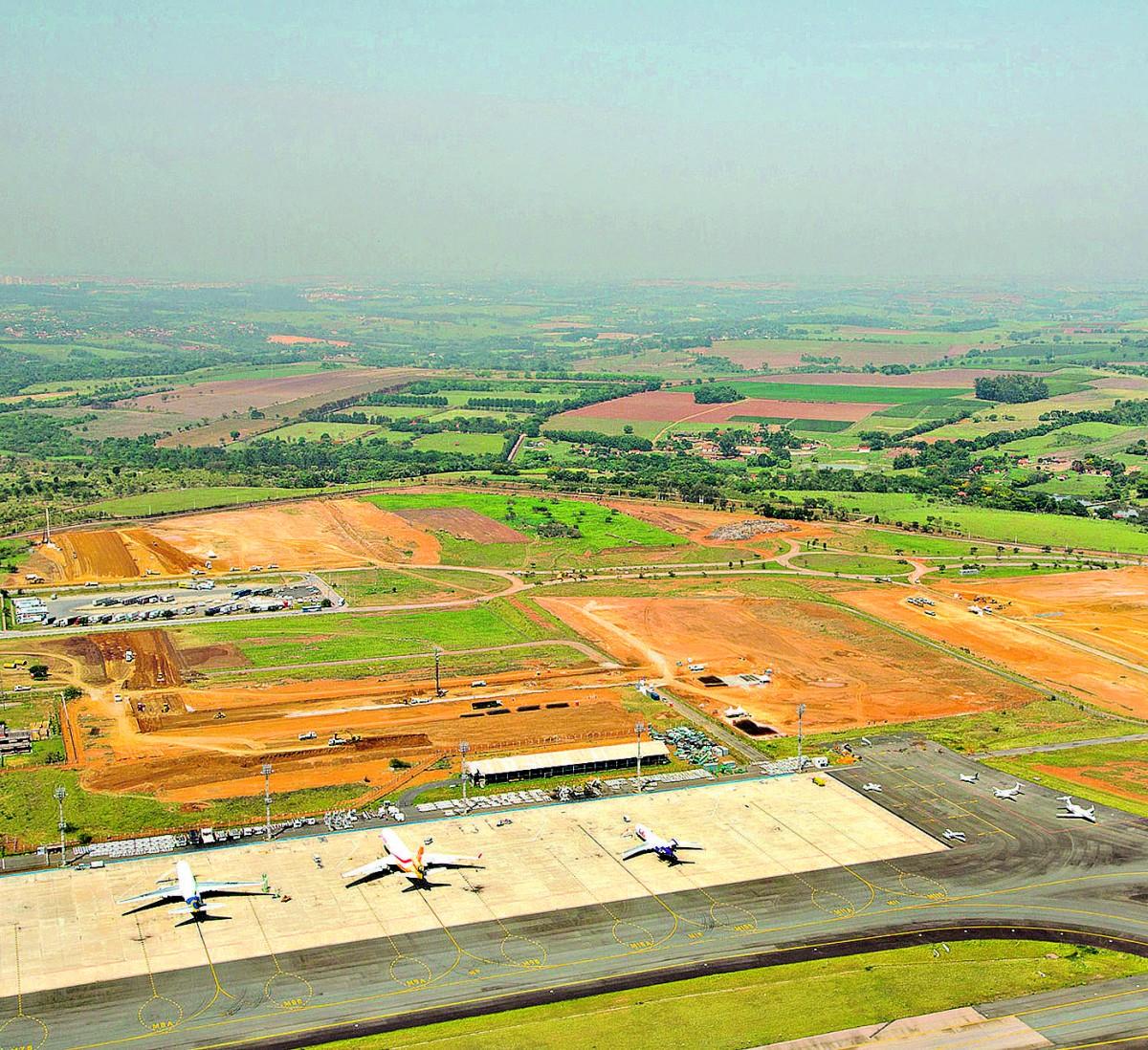 Sítio aeroportuário de Viracopos, em foto de 2012, ano da expansão do local: áreas vizinhas serão requalificadas para receber empresas e população (Cedoc/RAC)