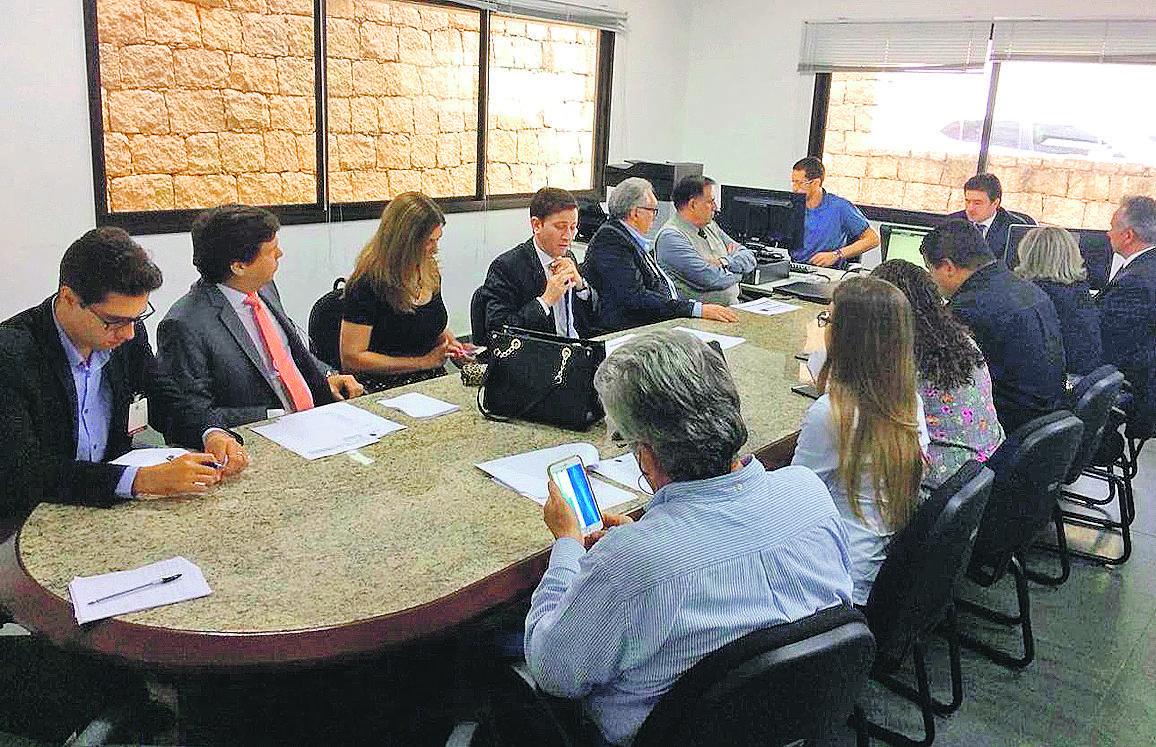 Reunião realizada dia 15 deste mês, no Ministério Público do Trabalho, sobre o pagamento das rescisões (Divulgação)