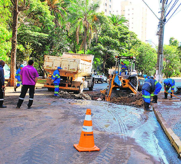 Funcionários da Sanasa trabalharam durante todo o dia no reparo  (LeandroTorres/AAN)