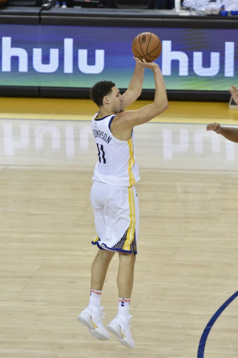 Thompson estava com a mão calibrada e comandou a virada na Oracle Arena (AFP)