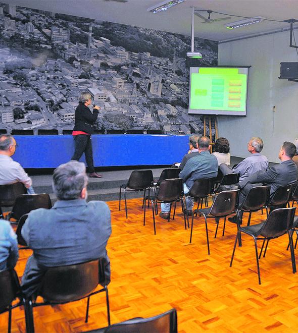 Maria Luisa Denadai, secretária da Fazenda, comanda audiência pública sobre a Lei de Diretrizes Orçamentárias realizada na Sala Ivan Fleury Meirelles, no Paço Municipal (Dominique Torquato/PMV)