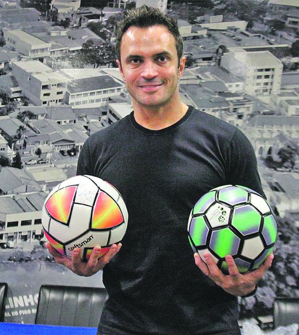 Falcão, um dos maiores jogadores da história do futsal, com foto de Valinhos ao fundo: primeiro lote de ingressos está sendo vendido por R$ 40 para estudantes e moradores da cidade (Dominique Torquato/PMV)