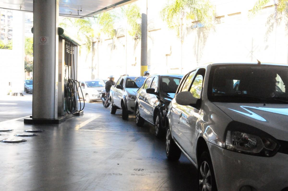 Motoristas tentam abastecer veículos no posto da Maria Monteiro, no bairro Cambuí (Matheus Pereira)