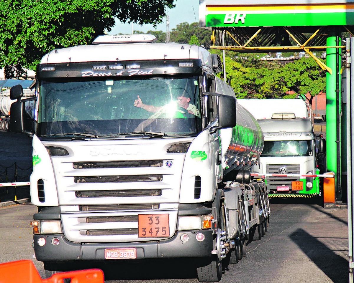 Caminhoneiro faz sinal de positivo ao deixar a refinaria de Paulínia em direção a um posto de combustível: aos poucos, vida voltando ao normal  (Thomaz Marostegan/Especial para a AAN)