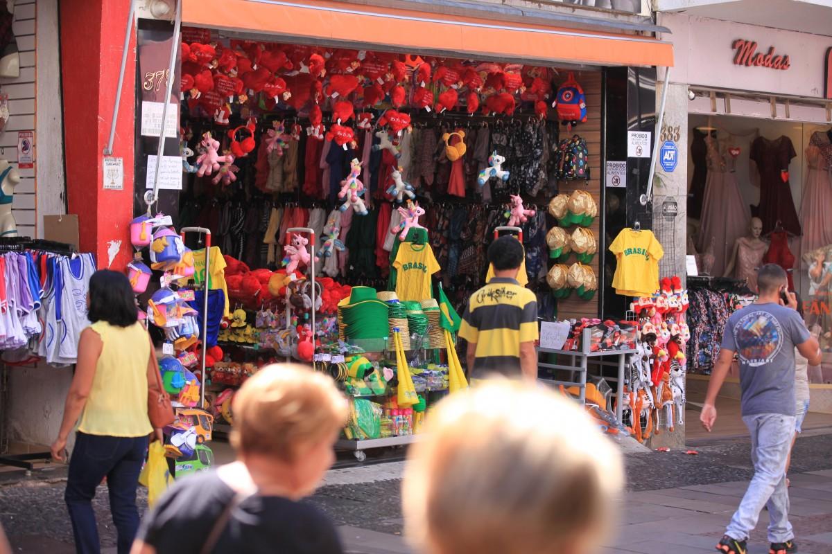 A decisão de abrir ou baixar as portas neste feriado prolongado cabe a cada comerciante  (Cedoc/RAC)