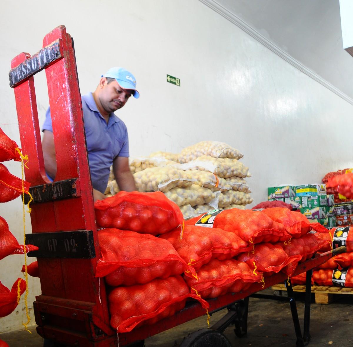 Pouco a pouco, os boxes do entreposto voltam a repor os estoques (Matheus Pereira/Especial para AAN)