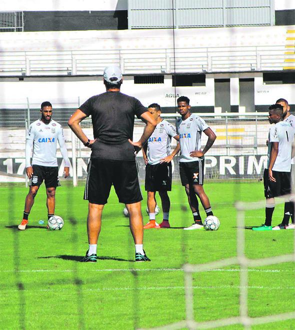 O técnico interino João Brigatti comanda treino da Ponte Preta, que volta a campo amanhã contra o Oeste em busca de seus primeiros pontos como mandante na competição (Denny Cesare/EC)