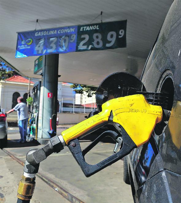 Procon Campinas ressalta que é importante que o consumidor peça nota fiscal na hora de abastecer o veículo e registre por meio de foto a prática que julgar abusiva para denunciar nos canais disponíveis do órgão de defesa do consumidor (Leandro Ferreira)