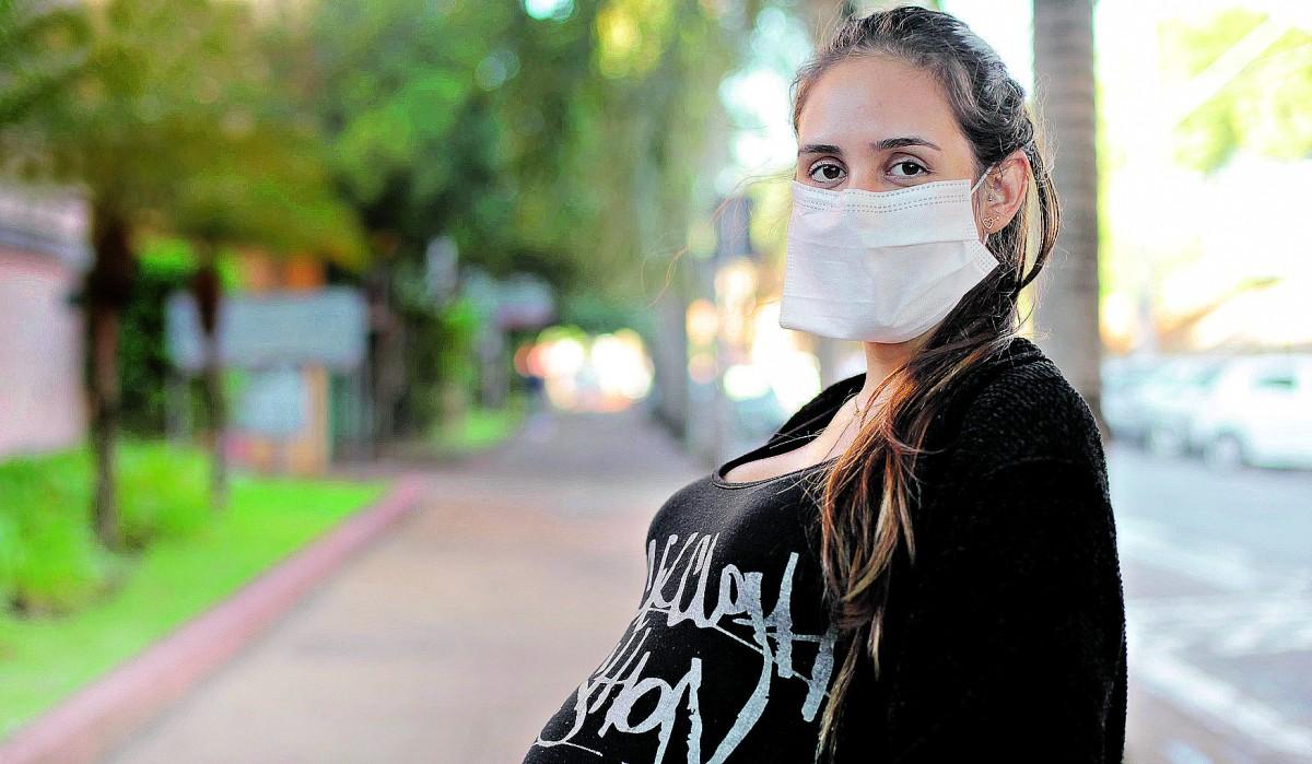 A dentista Nataly Giacomeli, grávida de oito meses, tomou as duas doses da vacina contra a covid: “Os médicos deixaram claro que havia alguns riscos, mas eu preferi tomar”  (Diogo Zacarias/Correio Popular)