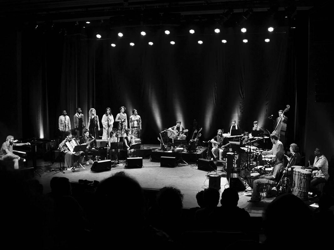 Orquestra reúne músicos da França, Cuba, Brasil, Palestina, Síria, Congo, Haiti, Irã e Guiné-Conacri, sob o comando de Carlinhos Antunes (Divulgação)