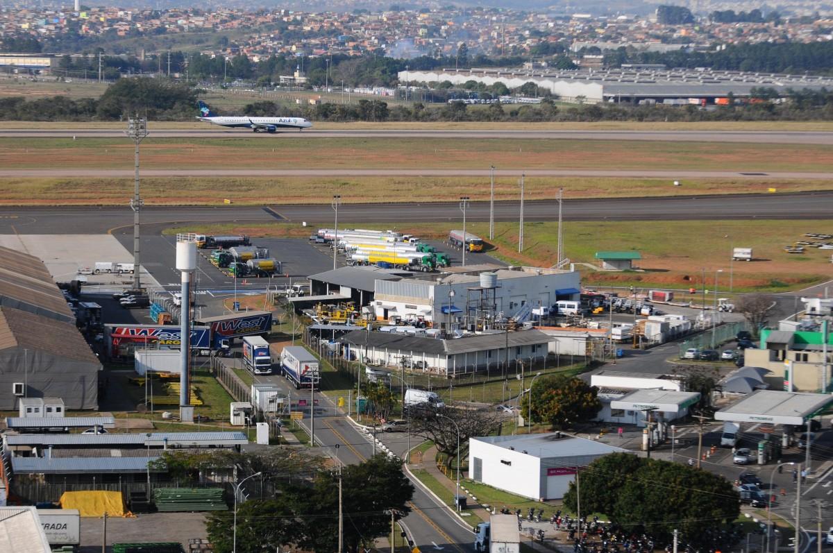 Vista geral de pista de pouso e decolagens e área de cargas em Viracopos (Elcio Alves)
