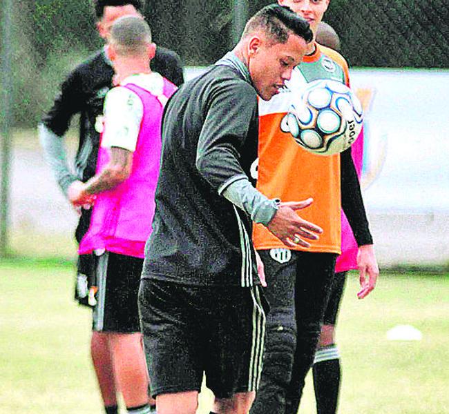 Orinho foi expulso no empate com o CSA: mais um jogo de gancho (Estadão Conteúdo)