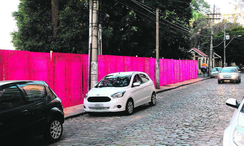 Tapume esconde trecho do muro do Culto à Ciência: obra começou ontem com o aval do Condepacc  (Matheus Pereira)
