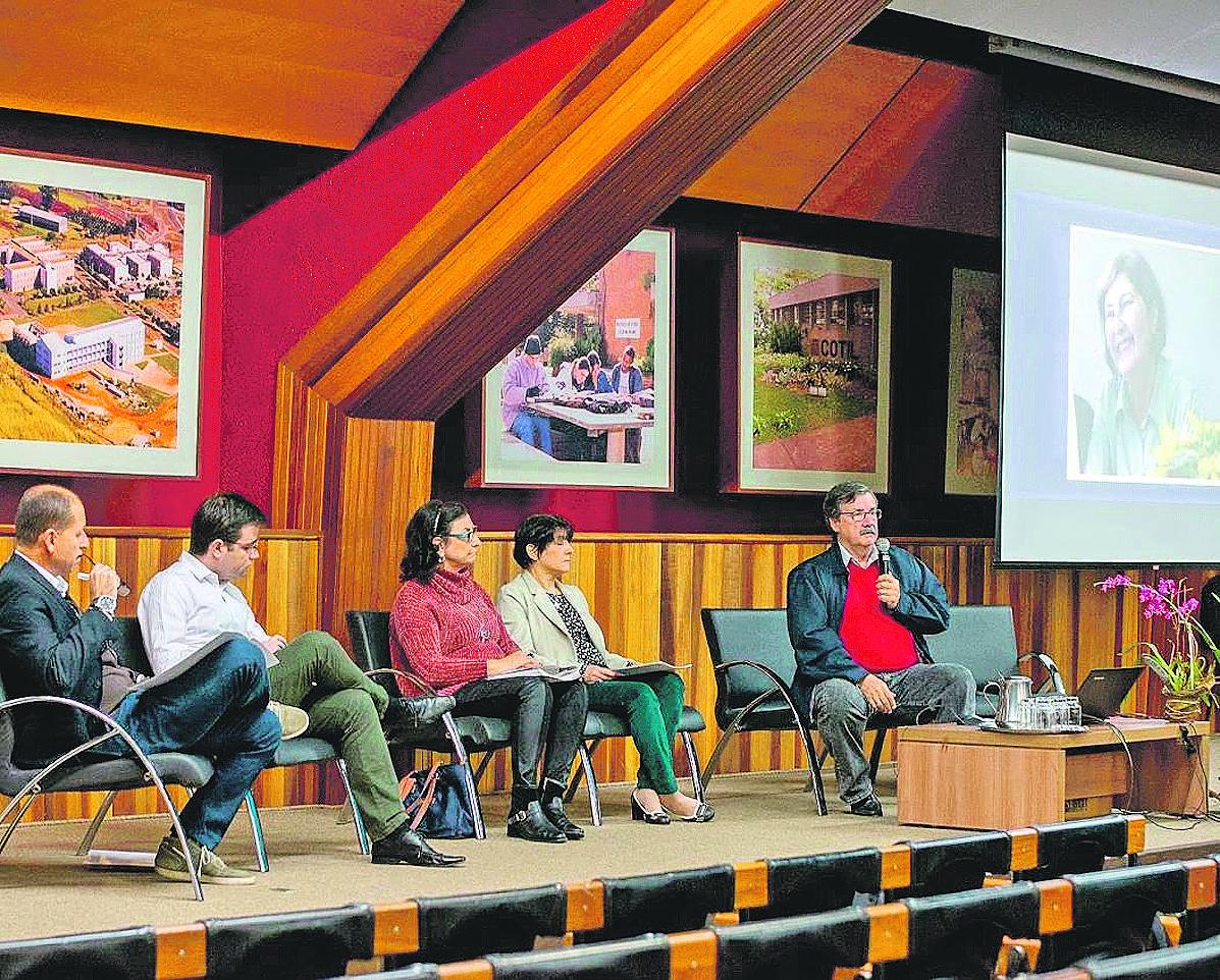 Mesa de debate durante o quarto e último dia de apresentações da 21ª edição do Congresso de Leitura (Cole), na Unicamp: emoção e reconhecimento (Divulgação)