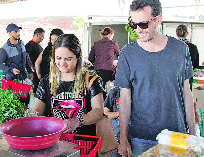 Professora Joselene Casarini Nunes aproveita a folga para abastecer a geladeira com alimentos frescos e mais saudáveis: "Eles nem sempre são os mais bonitos. mas têm muita qualidade. Ainda são mais caros", afirmou  (Thomaz Marostegan)