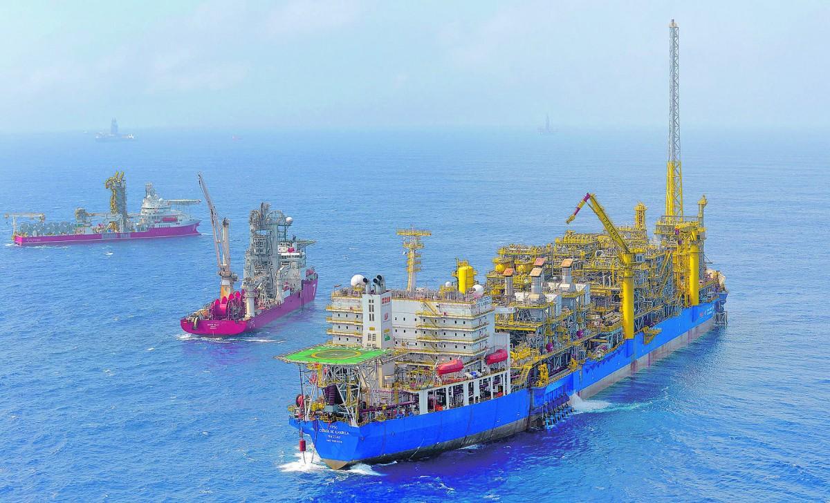 Plataforma FPSO (Floating Production Storage and Offloading), unidade flutuante de armazenamento e transferência, em Ilhabela: extração de petróleo na Bacia de Santos (Divulgação)